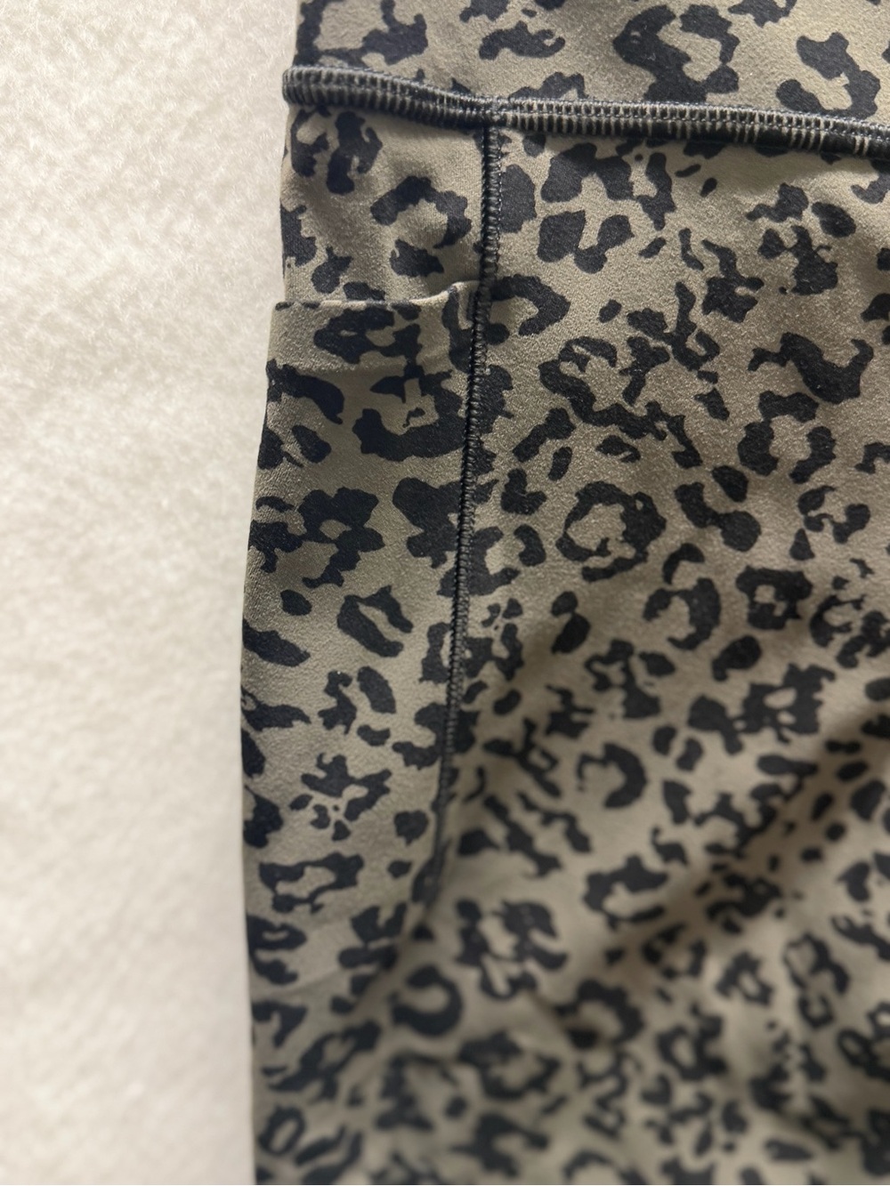 Athleta Salutation ll Capri Leopard Print Leggings - Black/Gray Size-Small - Picture 6 of 7
